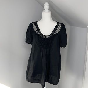 Short-sleeved Black Tunic top from Erne & Esyllte